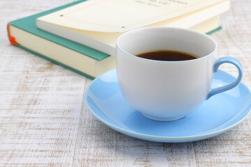 コーヒーカップと本