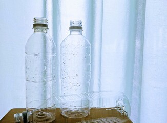 水滴のついたクリアなペットボトルのナチュラルなイメージ
