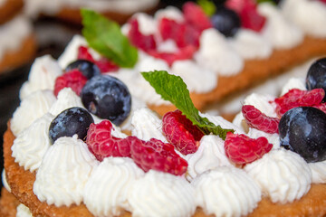Gros plan sur un gâteaux a la framboise et au myrtille