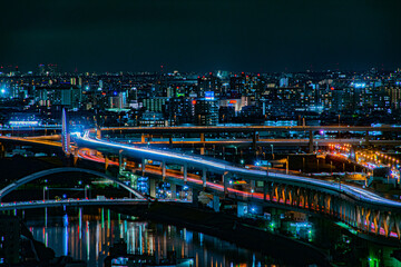 東京の夜景と道路を貫く光の軌跡