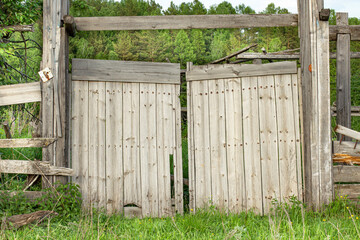 Old wooden gate in an abandoned village manor © Yarr