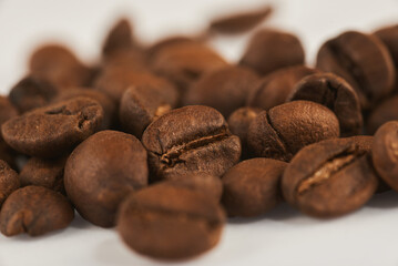 grãos de cafe torrado.