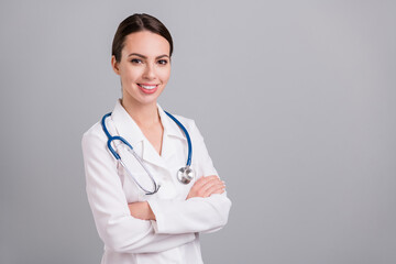 Photo portrait female doctor with sthethoscope smiling crossed hands isolated grey color background...