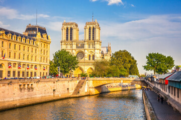Fototapeta na wymiar Siene river and Notre Dame de Paris in Paris, France
