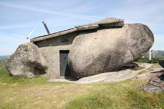Casa do Penedo em Fafe-Portugal.

Flinstones house in Portugal.