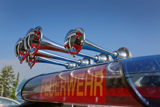 Großes Martinshorn eines Feuerwehrautos zur akkustischen Alarmierung