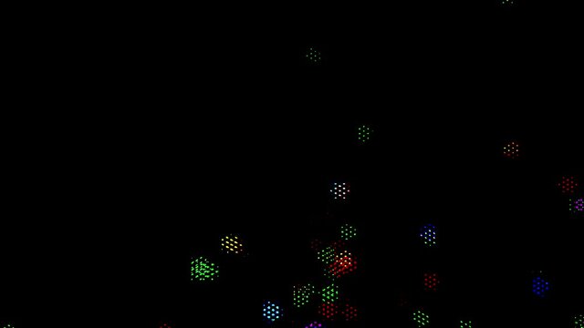 fondo negro con luces intermiten tes en varios colores que se desplazan en la noche