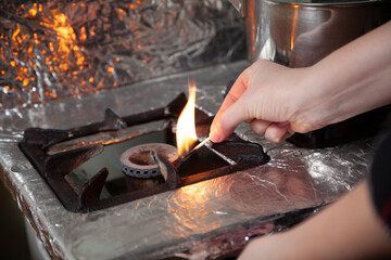 Hand lights gas burner with match