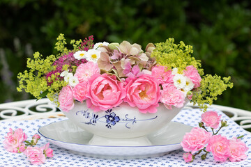 romantischer Blumenstrauß in Pink in Sauciere