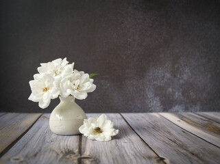 Obraz na płótnie Canvas weiße Rosenblüten in einer kleinen Vase