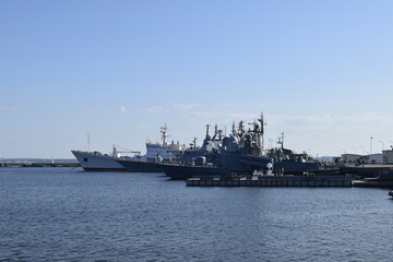 ships in the port, berth, coastline