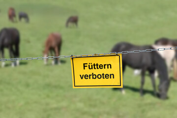 Hinweisschild mit der Aufschrift 