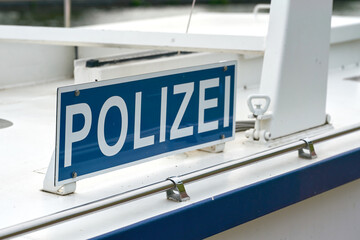 Schild mit der Aufschrift Polizei auf einem Polizeiboot am Schiffshebewerk bei Magdeburg