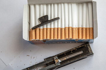 Making cigarettes at home from tobacco and cigarette liners using a manual machine