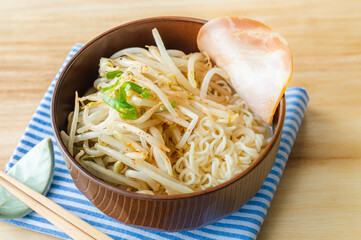 チャーシューをのせたモヤシラーメン