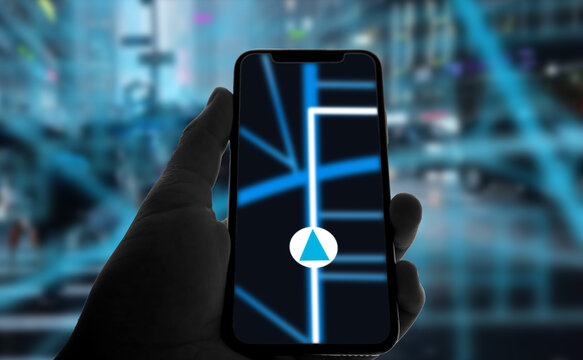 Smartphone mit fiktiver Navigation-App in der Hand einer Person welche durch eine Gro&szlig;stadt geht, Kartendienst, Route, Stra&szlig;enkarte