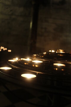 velas misioneras encendidas