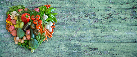 Banner gesundes Gemüse auf retro, vintage Grube Holzhintergrund mit verwitterter Farbe