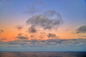 Sonnenaufgang über dem Ozean