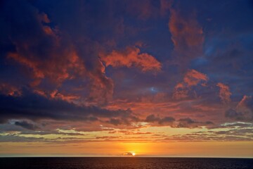 Sonnenaufgang über dem Ozean