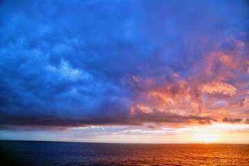 Obraz na płótnie Canvas Sonnenaufgang über dem Ozean