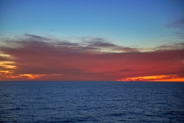 Sonnenaufgang über dem Ozean