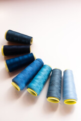 carretes de hilos azules