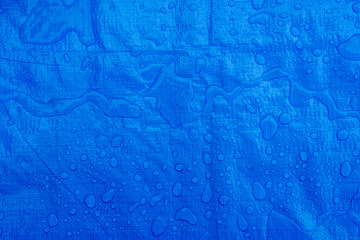 ブルシートに落ちた雨の雫