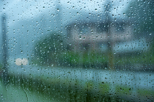 窓ガラスや鉄板に付着した雨の雫