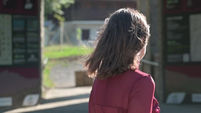 modella abito rosso