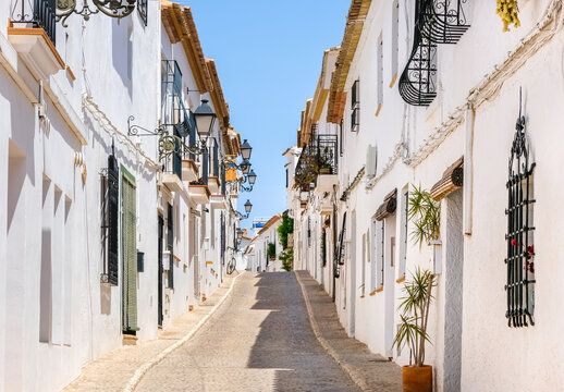 Fototapeta Typical view of Altea old town in Spain. Beautiful village with cobblestoned narrow streets, typical Mediterranean white houses and lanterns, popular tourist destination in Costa Blanca region