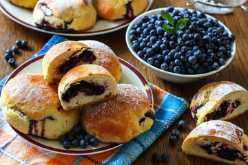 Domowe bułki drożdżowe z jagodami © Monika