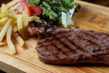Corte de Carne con papas a la francesa