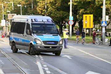 Samochody służbowe polskiej policji w akcji.  © FotoDax