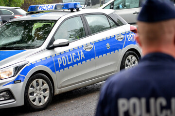 Samochody służbowe polskiej policji w akcji.  - obrazy, fototapety, plakaty