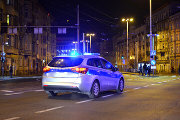 Samochody służbowe polskiej policji w akcji.  - obrazy, fototapety, plakaty