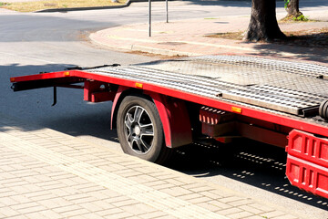 A tow truck stands on the street, waiting.