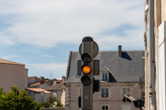 Feu tricolore orange