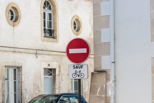 Panneau sens interdit sauf v&eacute;lo