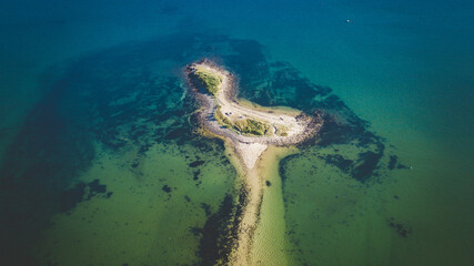Ile en Bretagne avec de l'eau turquoise à la Trinité-sur-mer dans le Morbihan