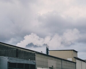 工場から排出される煙