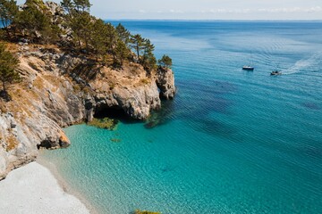 Ile Vierge de Crozon en Bretagne avec de l'eau turquoise