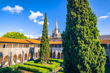 Naklejka premium Batalha - June 22, 2021: Inner courtyard of the Majestic Batalha Monastery, Portugal
