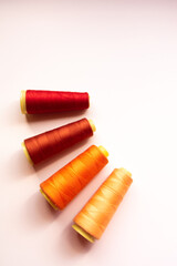 carretes de hilos naranjas