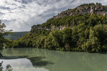 Yenne (Savoie, France) - Vue panoramique du Rhône dans les gorges de la Balme