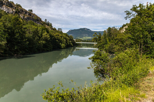 Yenne (Savoie, France) - Vue panoramique du Rh&ocirc;ne dans les gorges de la Balme