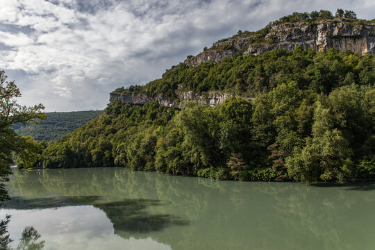 Yenne (Savoie, France) - Vue panoramique du Rh&ocirc;ne dans les gorges de la Balme