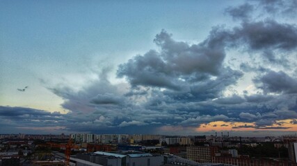 Obraz premium clouds over the city