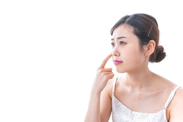 スキンケアをする若い女性