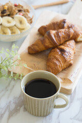 ブラックコーヒーとクロワッサンの朝食
